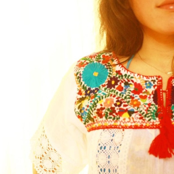 Mexican hippie Blouse romantic Embroidered Lace Crochet Pom Pom - Picture 4 of 4